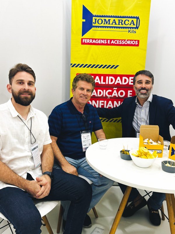 Visitantes no estande da Jomarca Kits durante a Formóbile 2026.