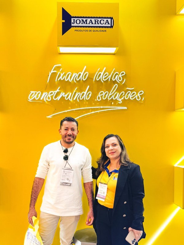 Equipe da Jomarca Kits atendendo visitantes na Formóbile 2026.